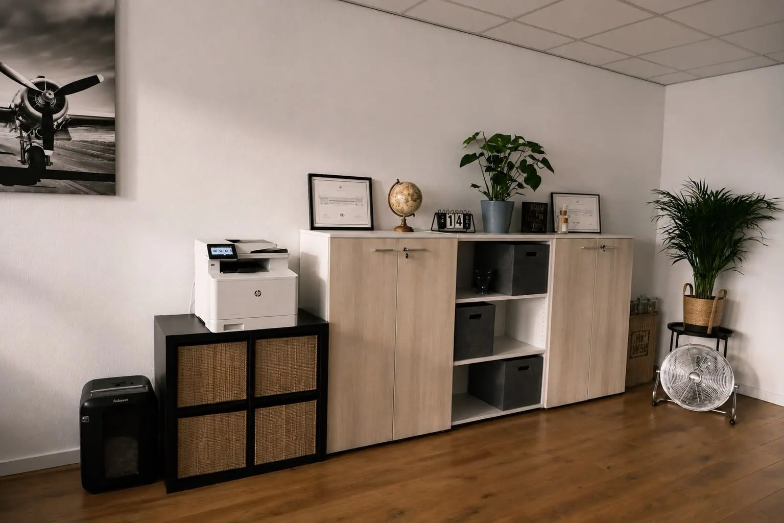 Archiefkast met diploma's en certificaten op het kantoor van Schipperen Advies