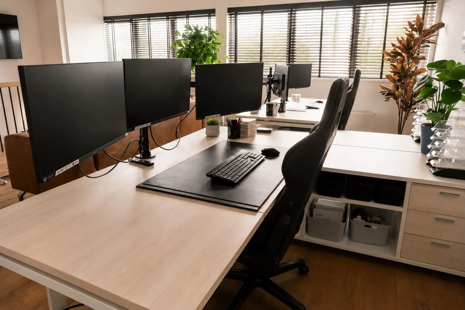 Werkplek voor digitale boekhouding met meerdere schermen bij Schipperen Advies