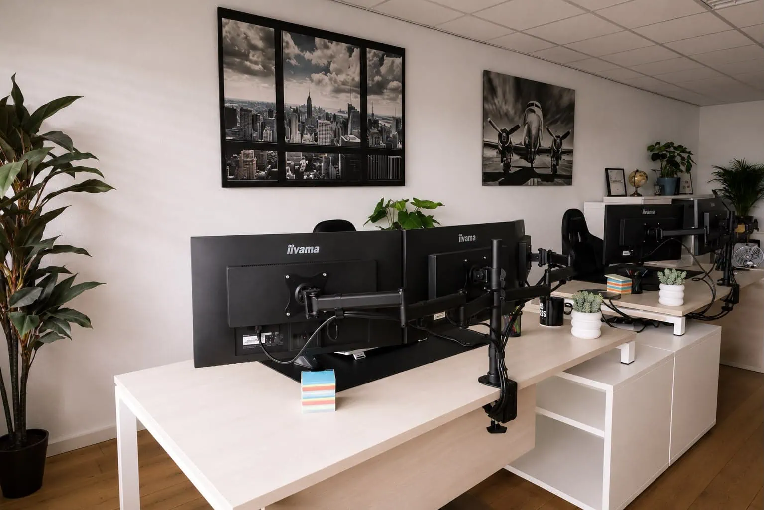Moderne kantoorinrichting met werkplekken bij Schipperen Advies in Oud-Gastel